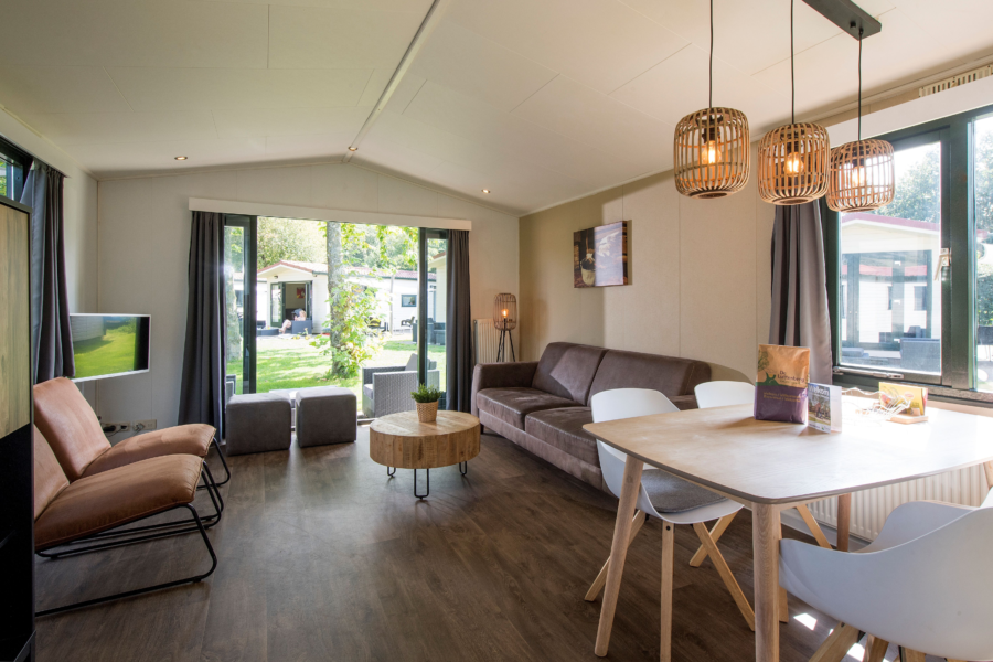 Woonkamer bergalow 2 met overkapping