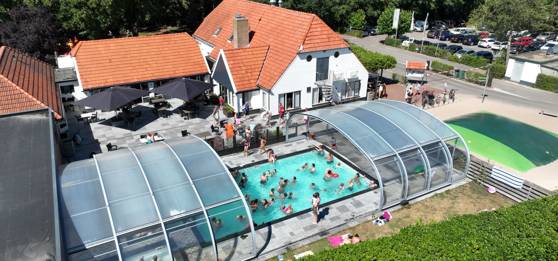 Overzicht van het restaurant en het overdekte zwembad op de Luttenberg