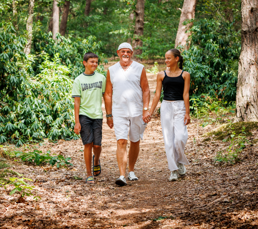 Samen van een wandeling genieten, zo vanaf het park het bos in van de Luttenberg