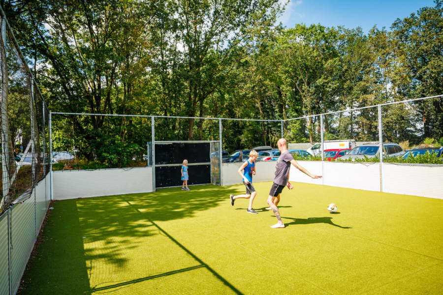 Gratis faciliteit pannakooi waar ouder en kind kunnen voetballen