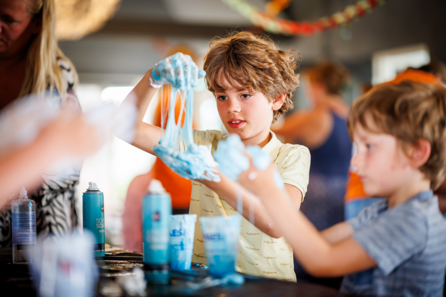 Slijm maken bij de Kidsclub Vakantiepark de Luttenberg