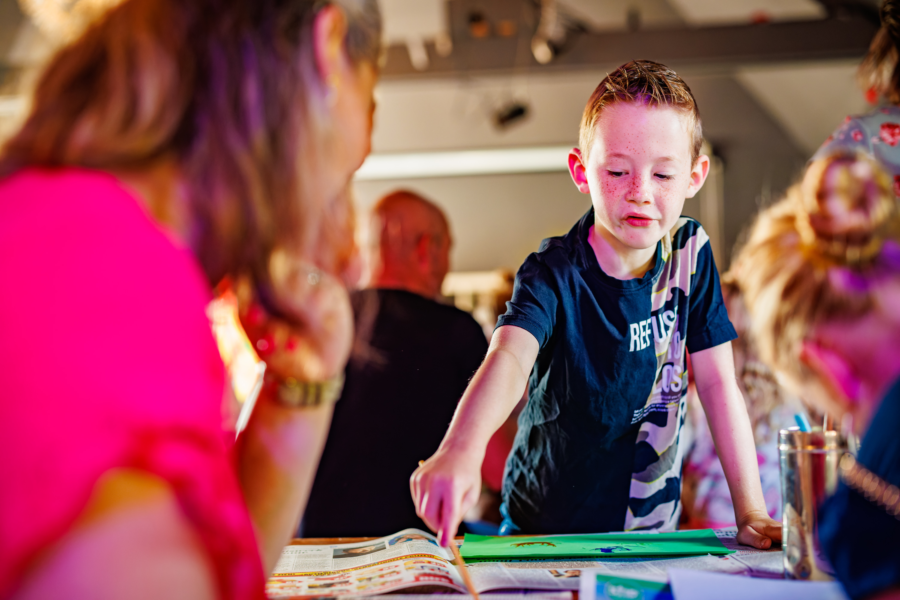 Jongen die iets laat zien aan ouder tijdens het animatieprogramma