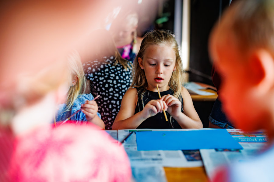 Kinderen zijn aan het knutselen op camping raalte