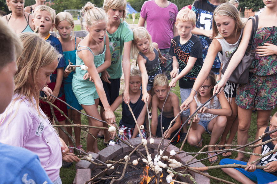 Marshmellows eten op vakantiepark de Luttenberg