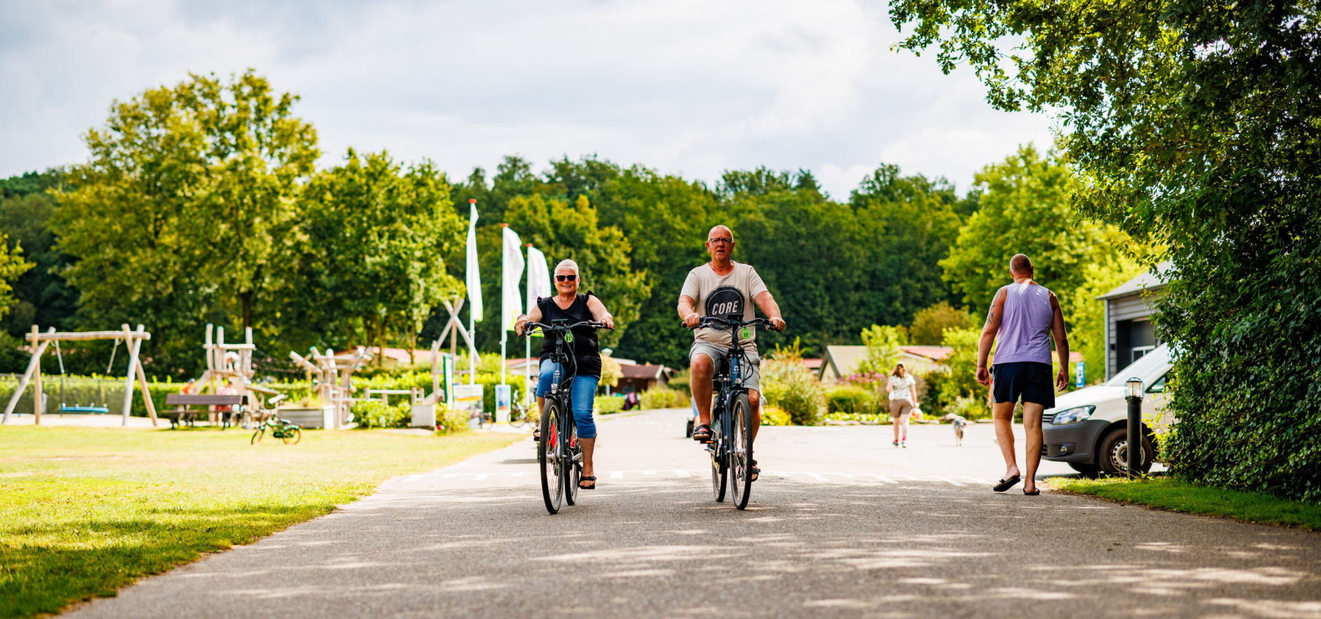 Ouderen fietsen langs alle gratis faciliteiten van de Luttenberg