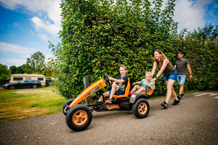 Het hele gezin vermaakt zich met een skelter die te huren is op het vakantiepark