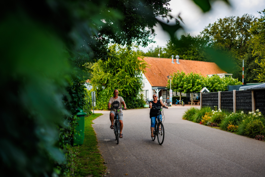 50plussers fietsen het vakantiepark op langs de receptie van Luttenberg