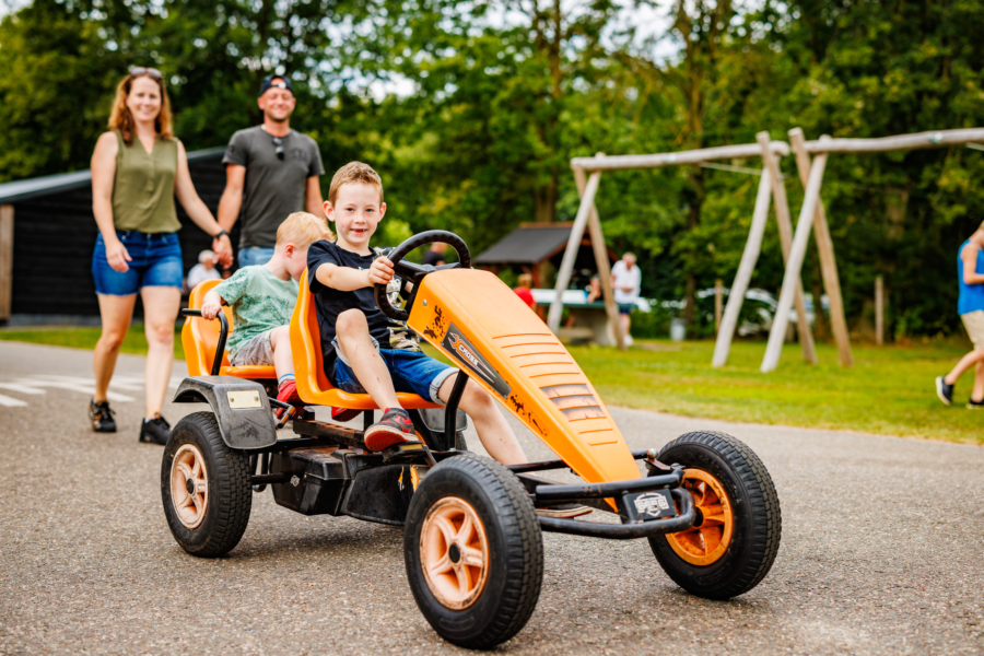 Rond rijden met een skelter over Vakantiepark de Luttenberg