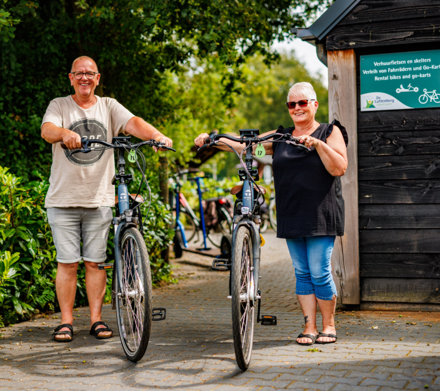 Ouderen huren een elektrische fiets bij Vakantiepark de Luttenberg