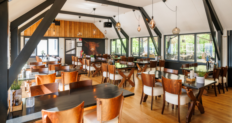 Binnen de brasserie waar u een hapje kunt eten en drinken