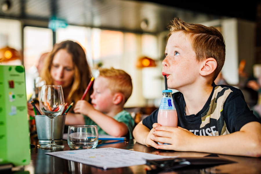 Gezin dat een drankje benuttigd in de brasserie van Luttenberg