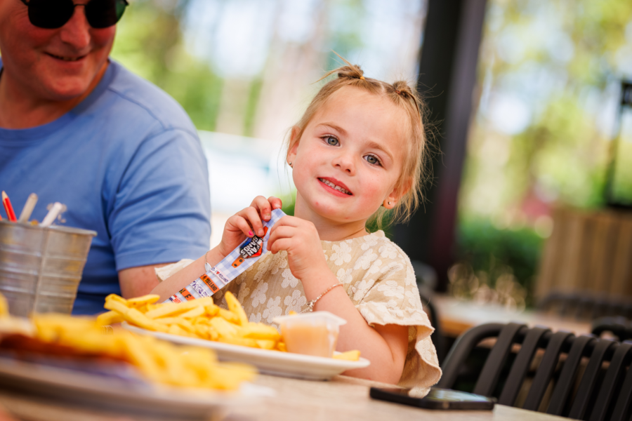 Gezin geniet van het eten bij Vakantiepark Luttenberg