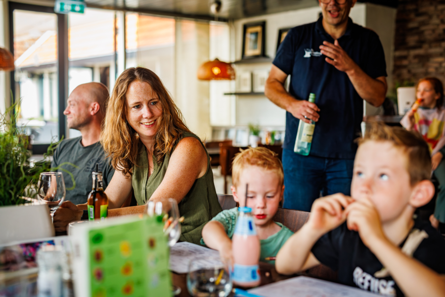 Gezin geniet van eten en drinken in de buurt van Ommen