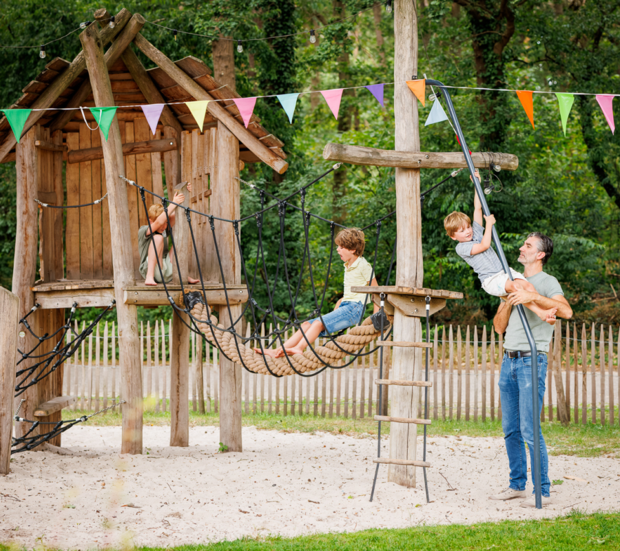 Speeltuin Vakantiepark de Luttenberg voorkant horeca