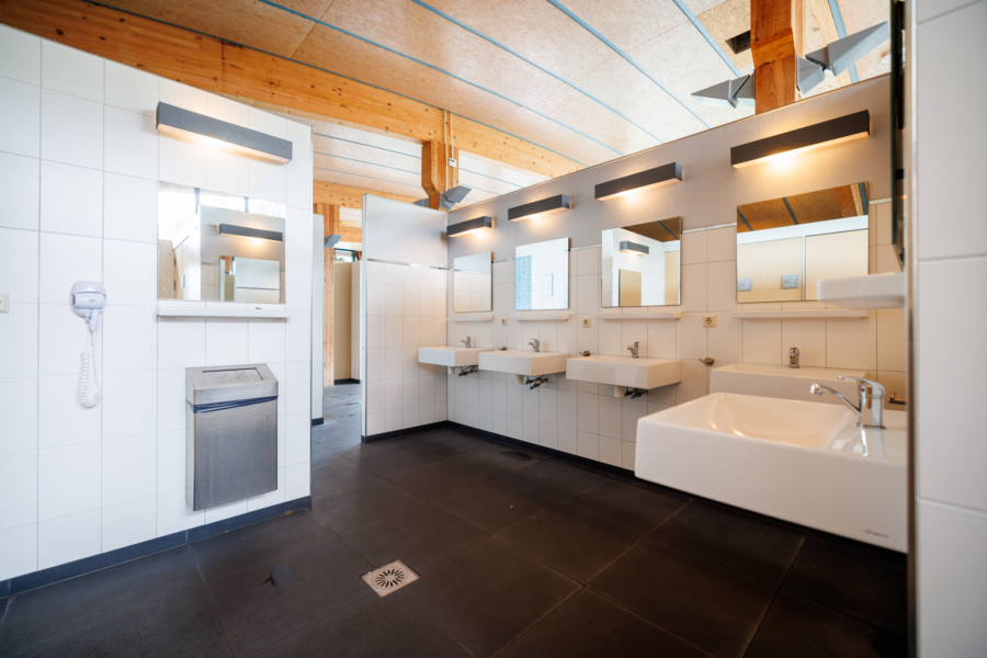 Ruime wasgelegenheid sanitair gebouw Vakantiepark de Luttenberg
