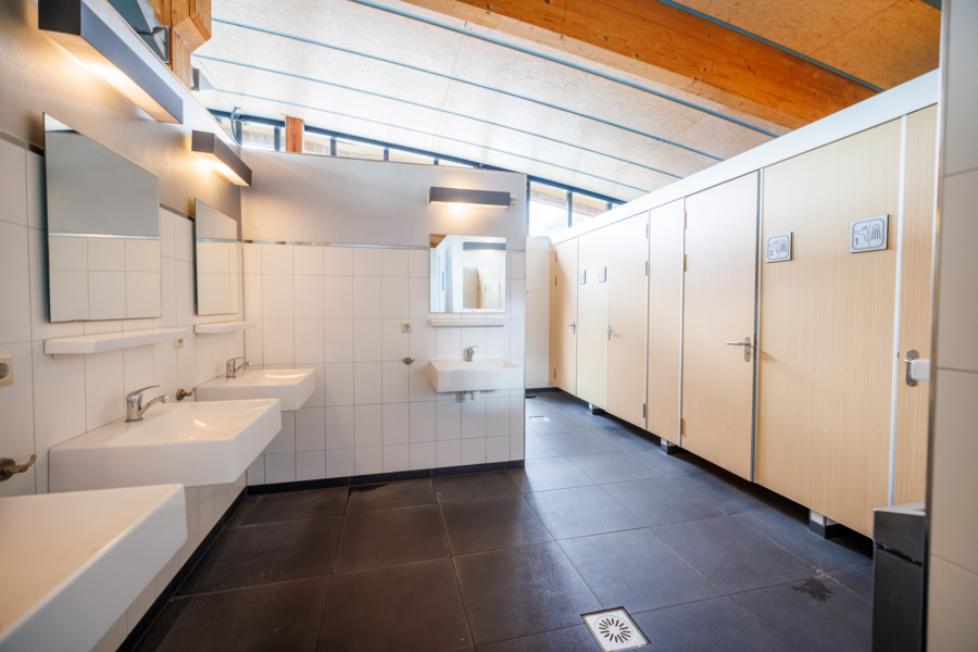Wastafels en douchecabines sanitairgebouw de Molshoop