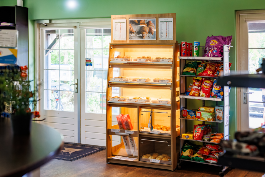Winkelaanbod in het receptiegebouw van Vakantiepark de Luttenberg