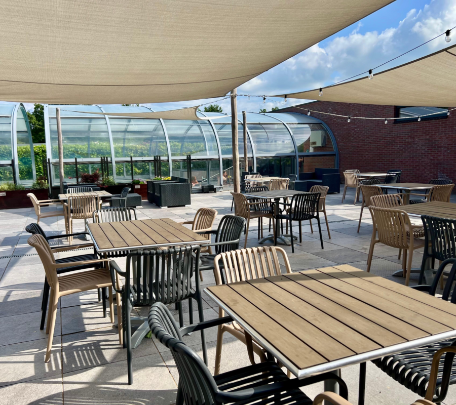 Terras bij het zwembad op vakantiepark luttenberg