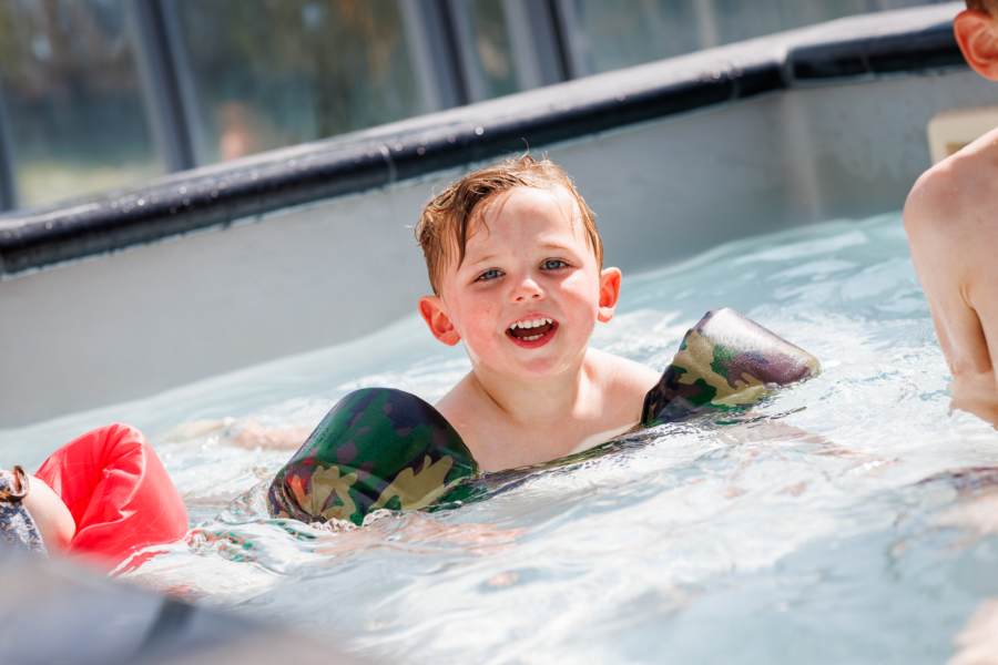 Jong kind dat geniet van het overdekte zwembad