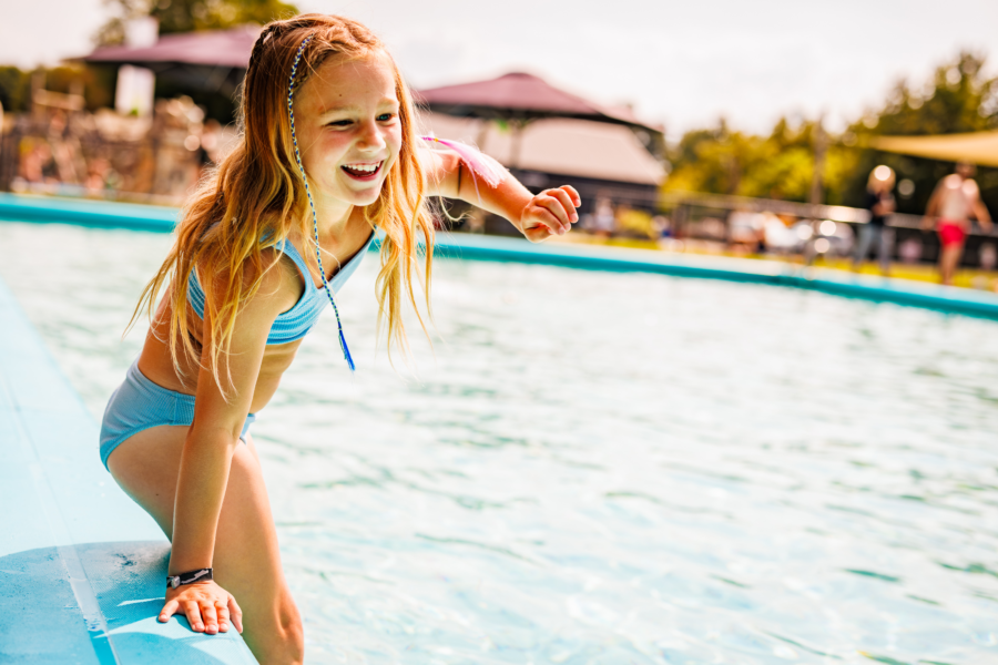 Kind dat speelt in het water van peuterbad