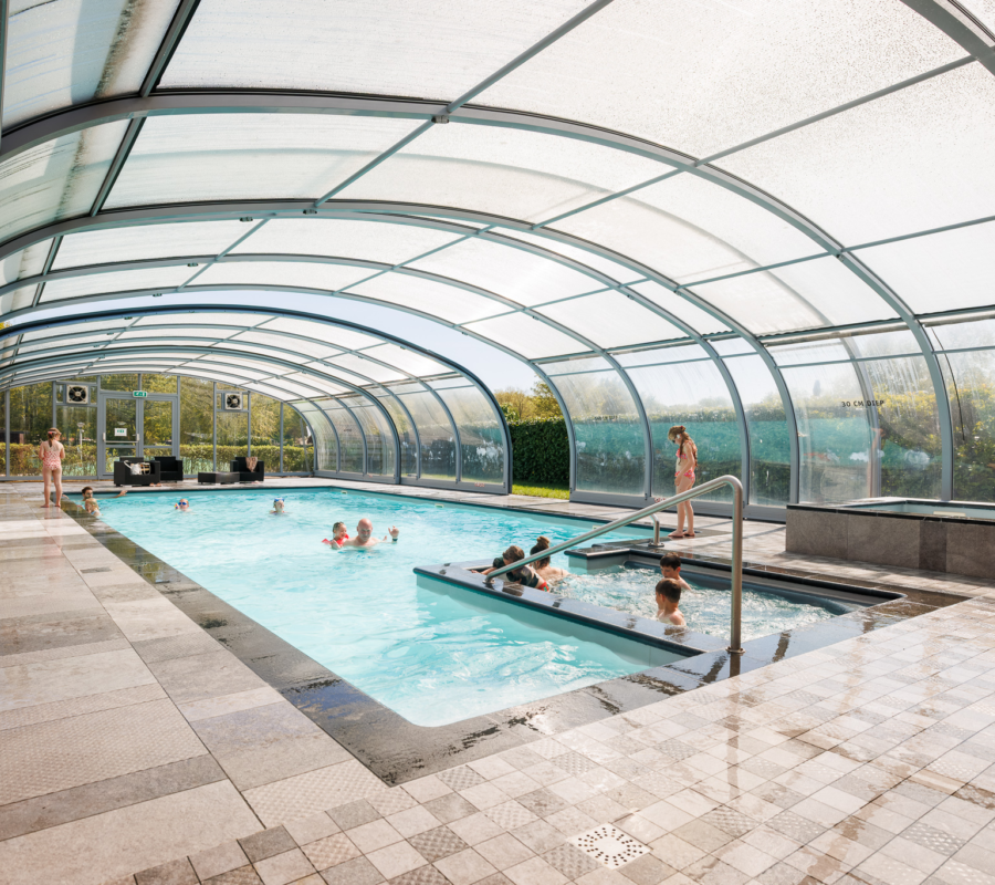 Overzicht van het binnenzwembad op Vakantiepark de Luttenberg
