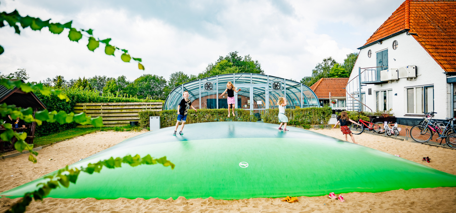 Springkussen voor kinderen op het park