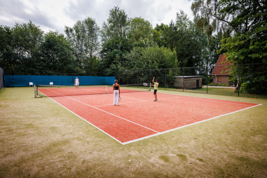 Overzicht tennisbaan vakantiepark de Luttenberg
