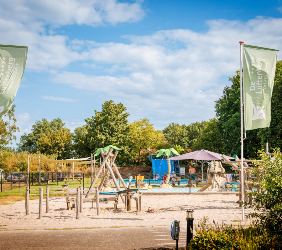 Grote speeltuin vooraan vakantiepark de luttenberg met buitenzwembad en spraypark erachter