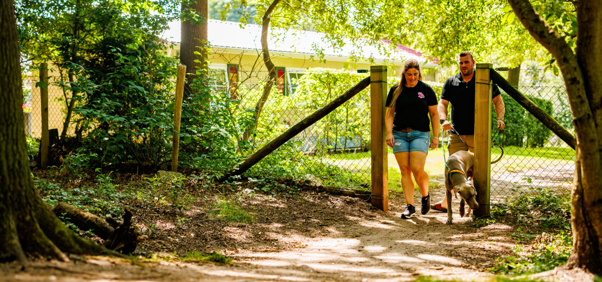 Vanaf de Luttenberg loopt een stel direct de natuur in