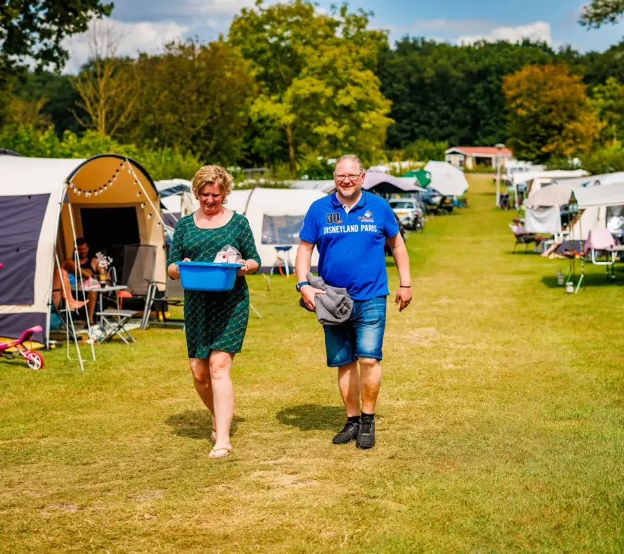 Stel dat loopt op de kampeervelden op camping Oldenzaal
