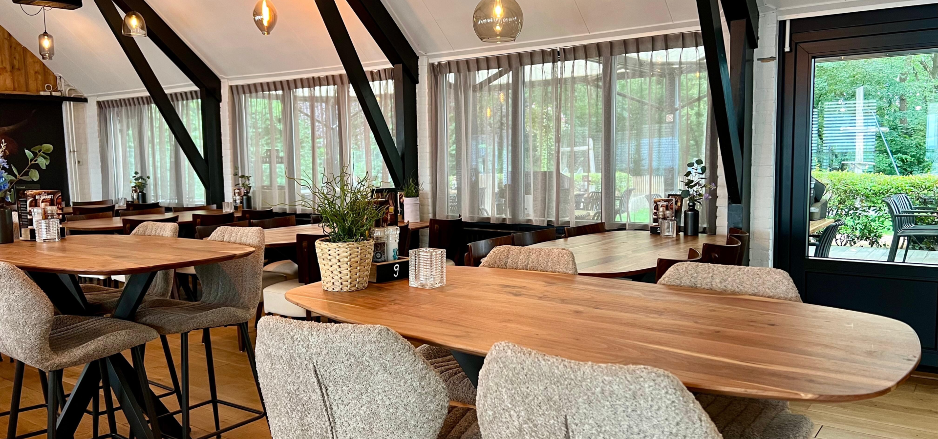 Horeca binnenruimte met een gezellige sfeer op de Luttenberg